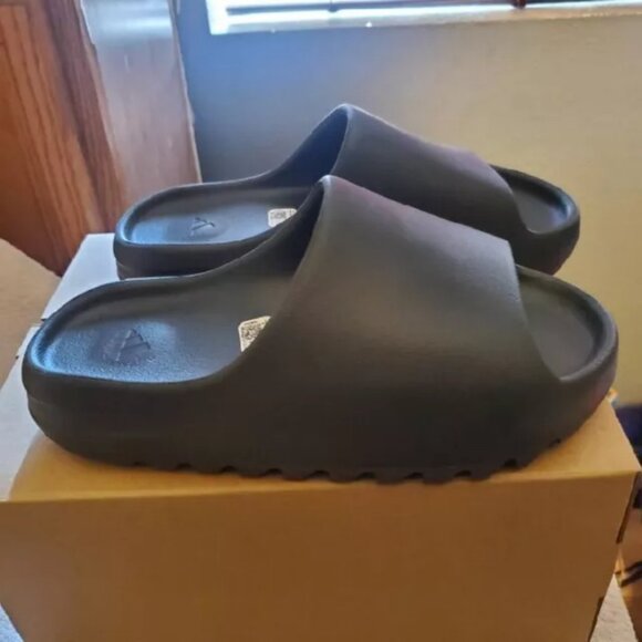 Yeezy slide slippers main image 5